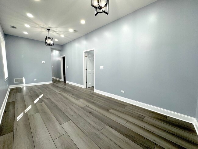Building Photo - 1341 N Ashland Ave