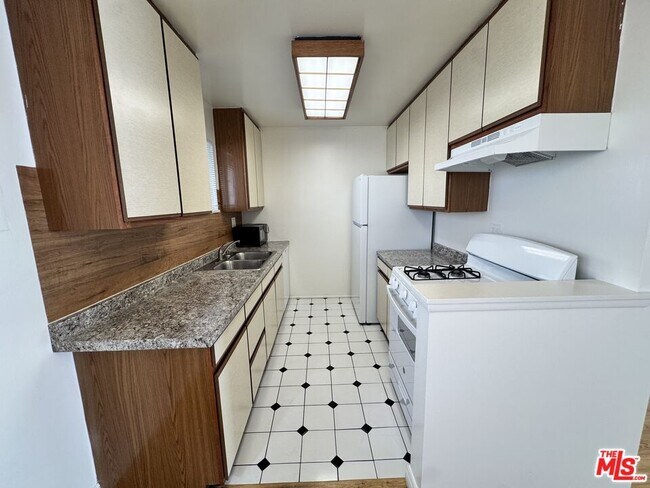 Building Photo - 1252 Barry Ave