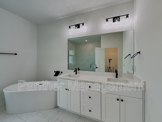 Primary Photo - 1422 NE 33rd Ln