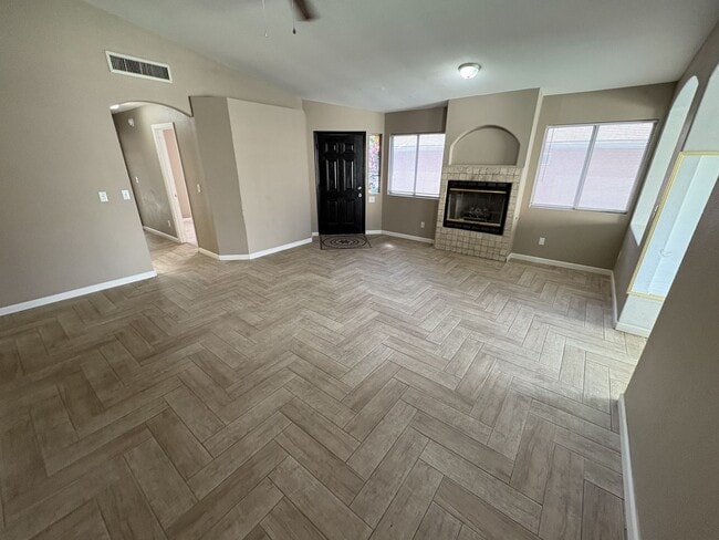 Building Photo - Great eastside location four bedrooms