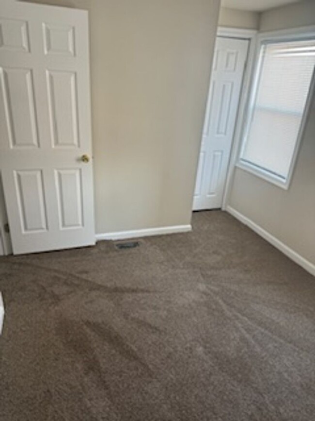 Building Photo - Beautiful Row Home for You! Washer/Dryer I...