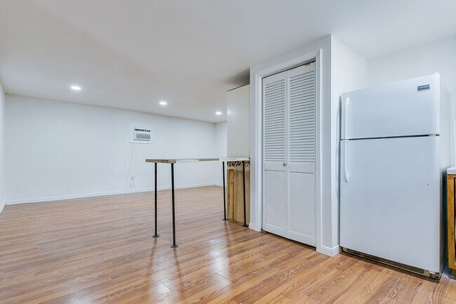Building Photo - 2-Bedroom Home Ideal For Roommates!!
