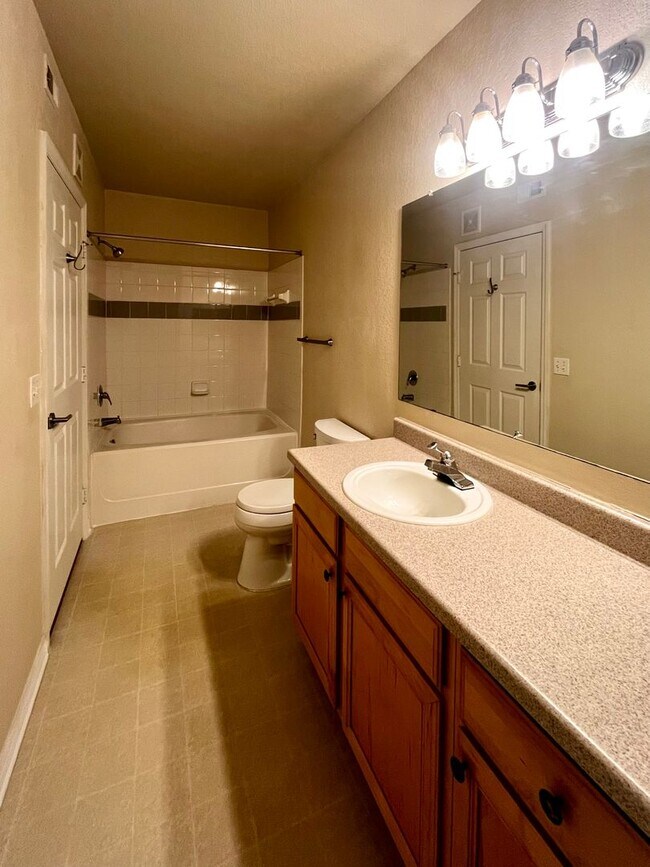 Building Photo - 1/1 unit available now for annual lease