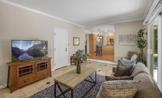 Building Photo - Charming Silvergate Home with Stunning Bac...