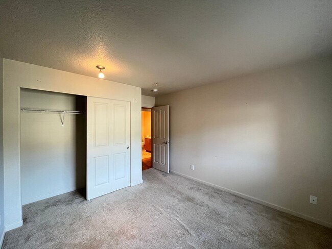 Building Photo - Top Floor 2 Bed 2 Bath Condo Hillsboro/Bea...