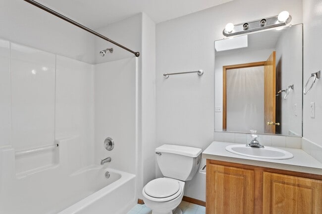 Building Photo - Secluded 3 bedroom 2 bath home close to Wo...