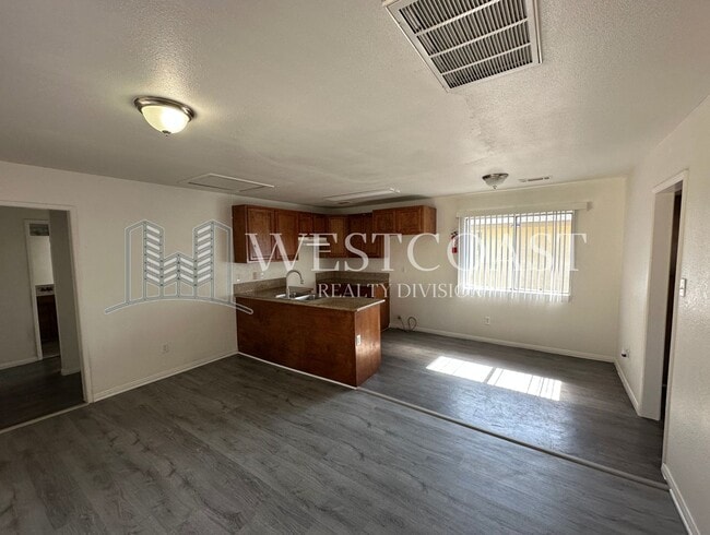 Building Photo - *** $500- OFF FIRST MONTH'S RENT *** Charming 2-Bed / 2-Bath Home in Rialto – Ideal Location & Mo...