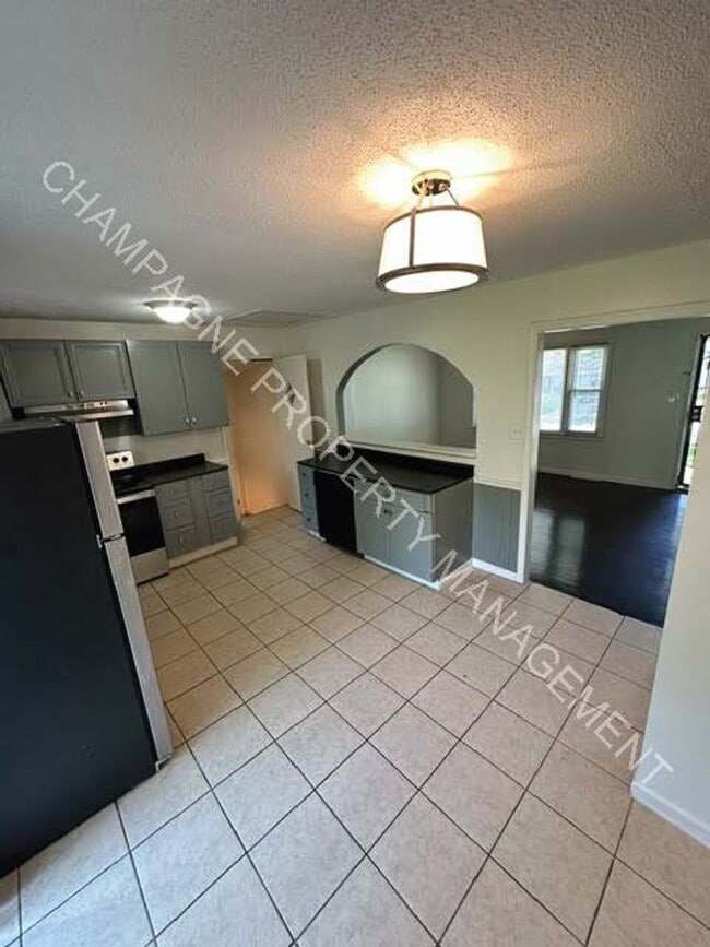 Building Photo - Home in Ruskin Heights