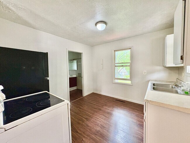 Building Photo - 1335 E Dubail Ave