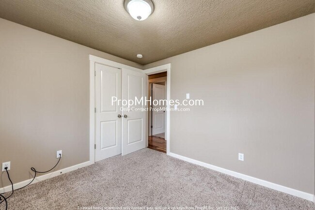 Building Photo - Updated Three Bedroom Gem in Oregon City!