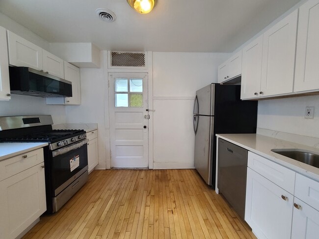 Building Photo - 1531 W Highland Ave