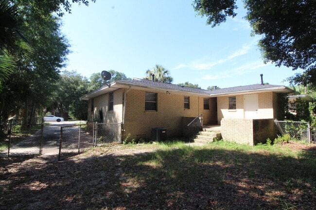 Building Photo - Updated 2BD/1BA Duplex in NE Pensacola