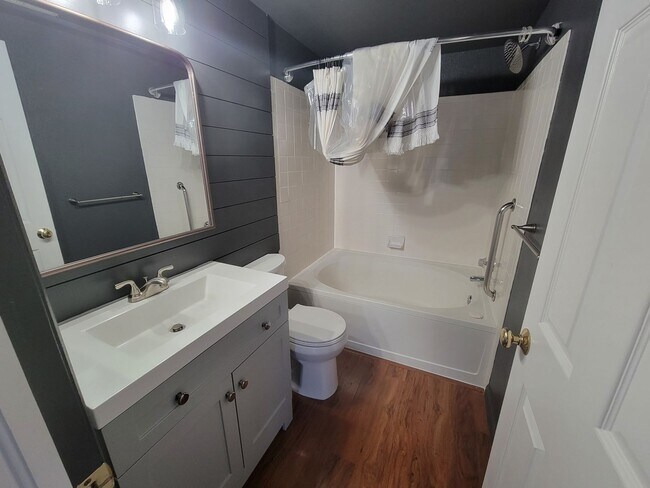 Building Photo - Fabulous Remodeled 2 bedroom , 2 bath Remodeled Condo in Country Club Greens