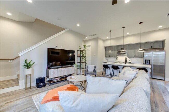 Building Photo - 704 Pinemont Cyn Ln