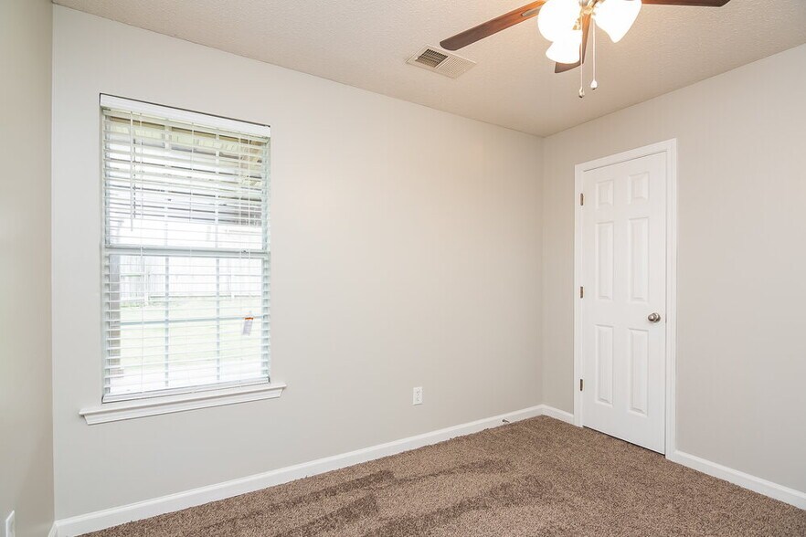 Building Photo - 115 Mossy Springs Dr