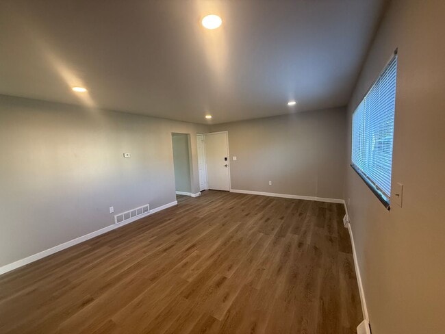 Building Photo - 8886-8888 N Lowell Blvd