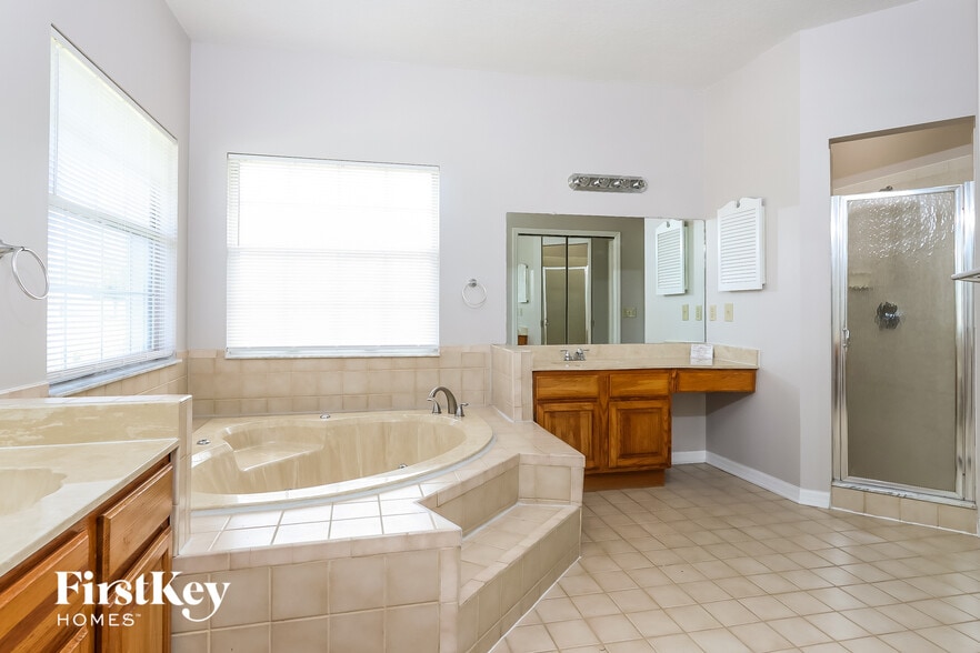 Building Photo - 2050 SE Elmhurst Rd