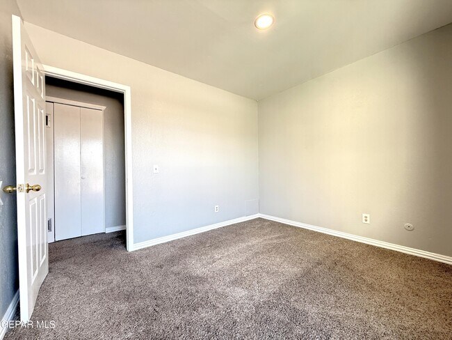 Building Photo - 10405 Ashwood Dr