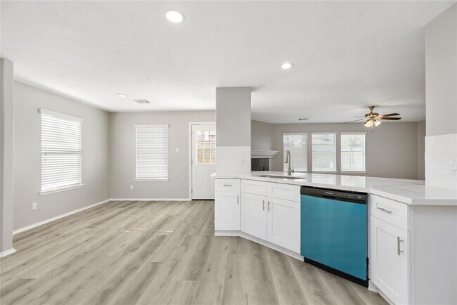 Building Photo - 20231 Niagara Falls Dr