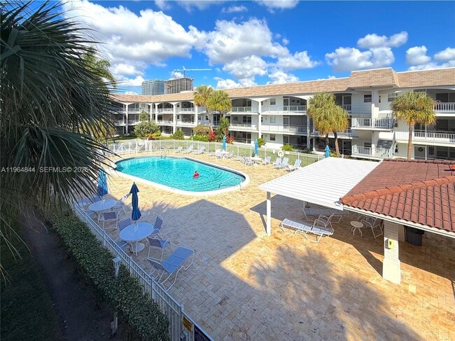 Building Photo - 541 Blue Heron Dr