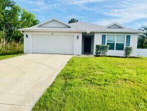 Building Photo - Spacious 4-Bedroom Home with Unique Floor ...