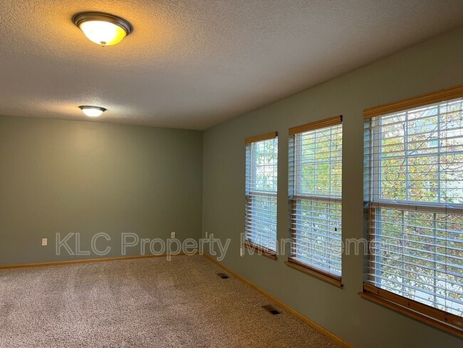 Building Photo - 5558 Kenton Ln