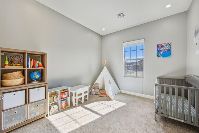 Building Photo - 3930 E Iris Dr