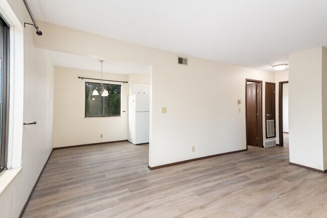 Building Photo - 1301 Springfield Dr