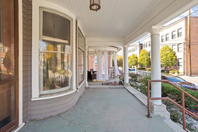 Building Photo - 319 E 13th St