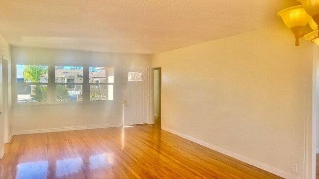 Building Photo - Beautiful 3-bedroom home in a quiet tree-lined street in Winnetka