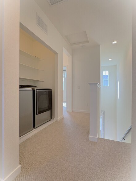 Level 3 landing - 2729 Sunrise Way