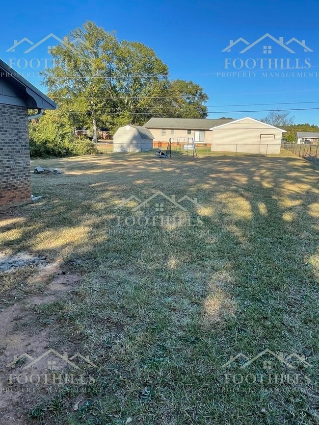Building Photo - Newly Renovated 3-Bed, 2-Bath Brick Home