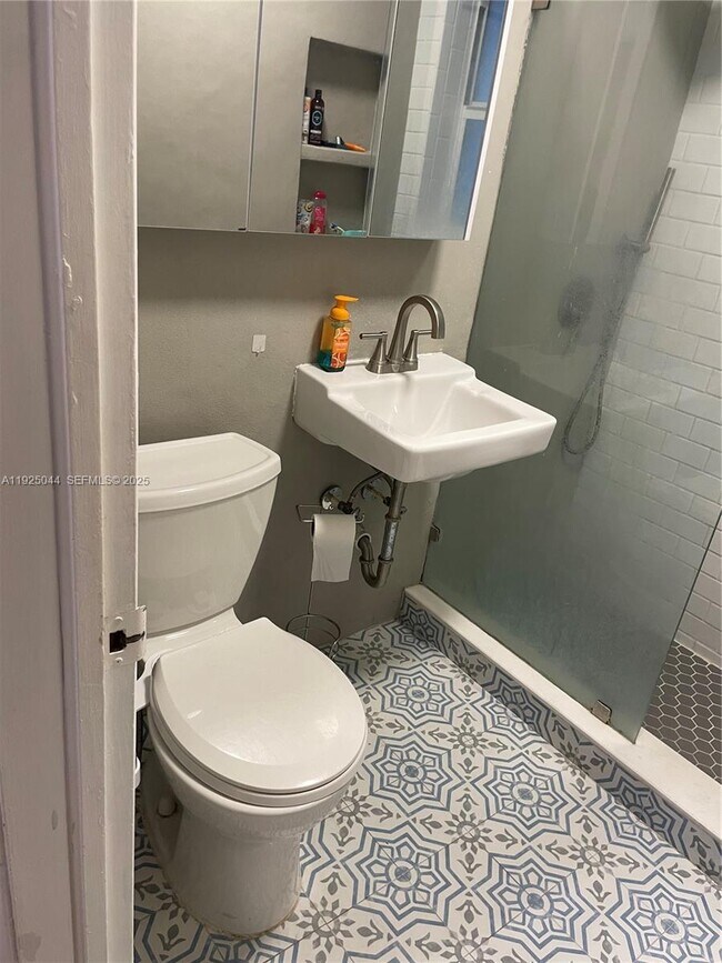 Building Photo - 705 E 9th Ct