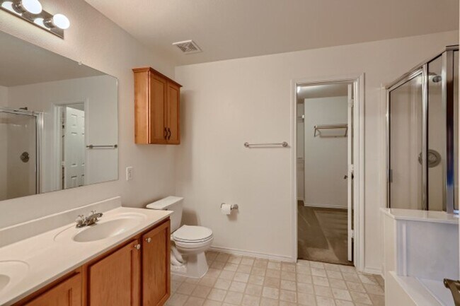 Building Photo - Spacious 3-Bed Home with Dual Living Areas in Prime Location