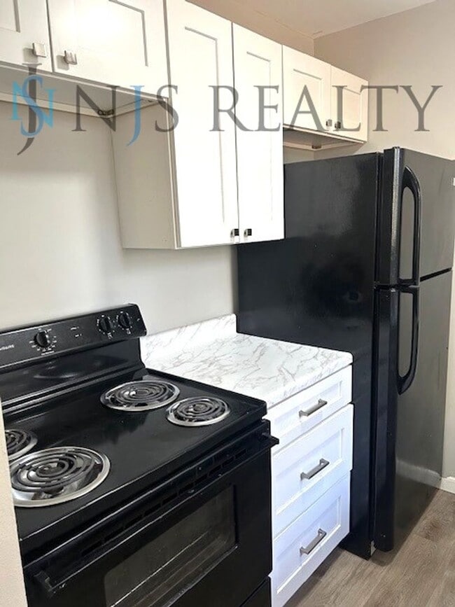 Building Photo - BEAUTIFULLY UPDATED 3/1 889sq ft home. with upgraded kitchen & bath & covered parking!!