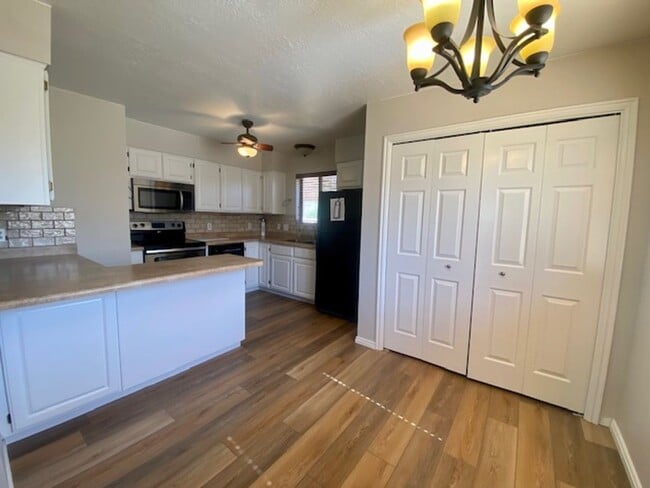 Building Photo - REMODELED TOWNHOME FOR RENT!