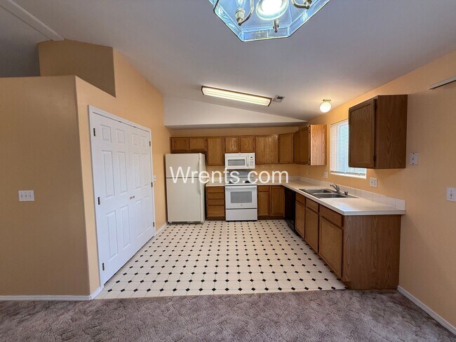 Building Photo - Welcome to this charming 2 bed, 2 bath rancher in Airway Heights!