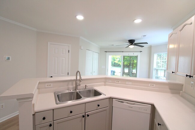 Building Photo - Newly Renovated 2 Bedroom Townhome!!