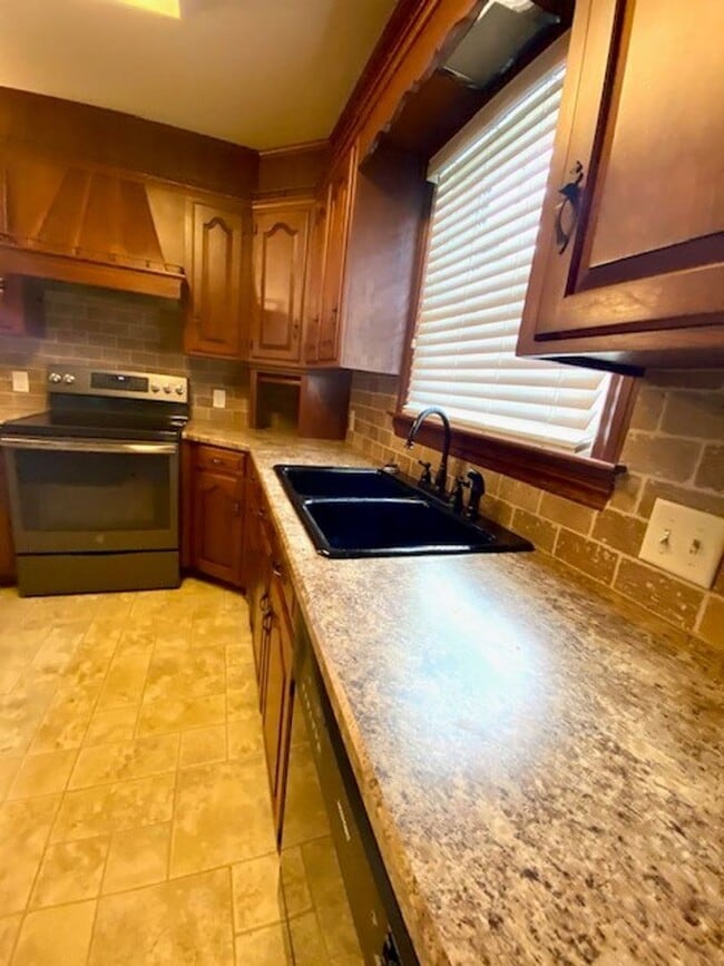 Building Photo - JUST REDUCED!!  Gorgeous 3 Bedroom Renovat...
