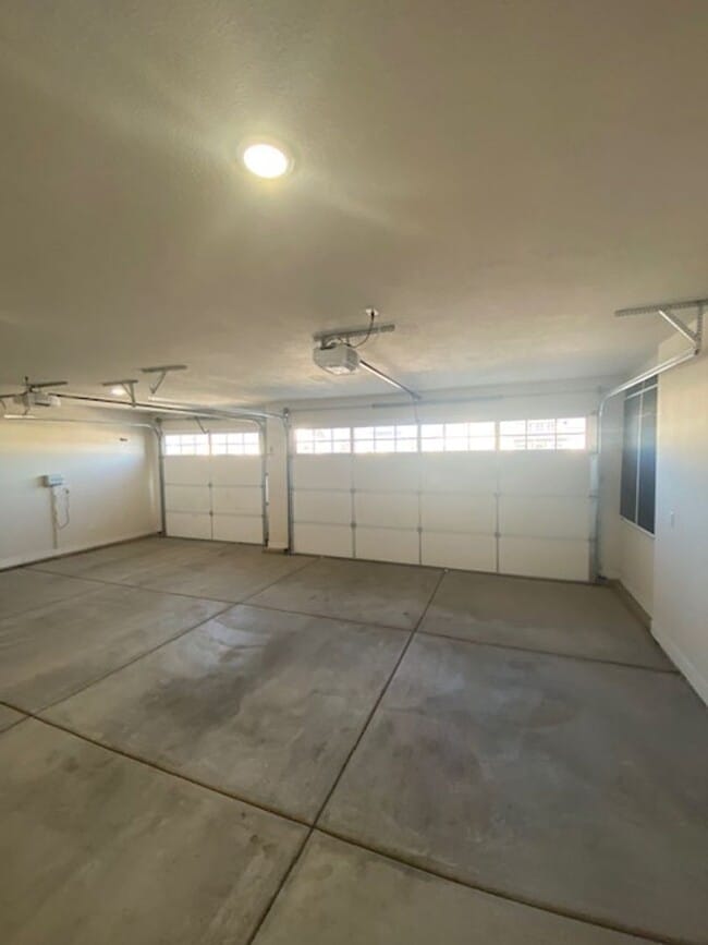 Building Photo - Move-In Discount -- 3 bedroom - 2 bath Newer Single family in Crescent Hills