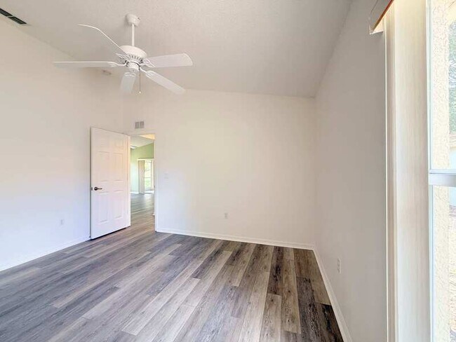 Building Photo - 240 Center Oak Cir