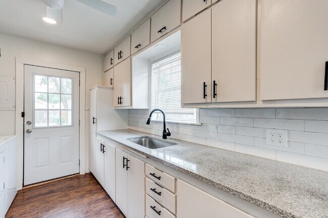 Building Photo - Wonderful updated home! 3/1!