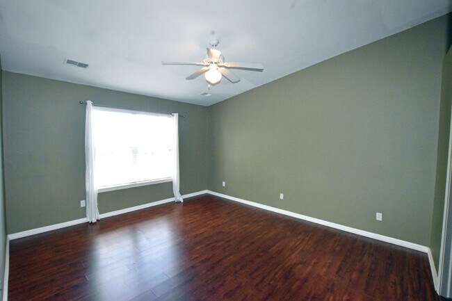 Building Photo - 3-Bedroom, 2-Bath, 2-Car Garage Condo, Ste...
