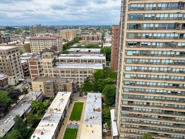 Building Photo - 2909 N Sheridan Rd