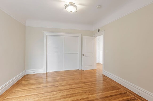 Building Photo - Stylish Top-Floor Two Bedroom and One and ...