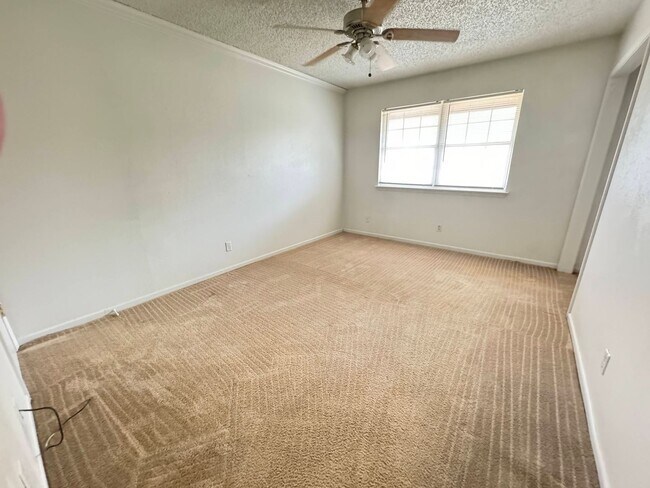 Building Photo - 2404 Shoemaker Dr