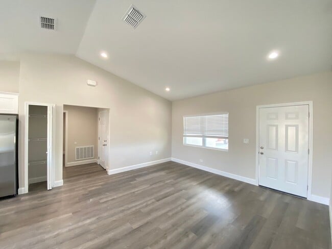 Building Photo - Desirable SW Ocala Neighborhood, 3/2/2 **W...