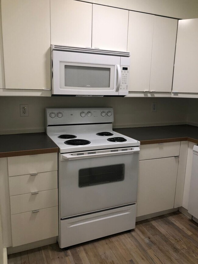 Building Photo - Beautiful 2 Bedroom Apartment with Office ...