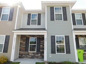 Building Photo - Like New Townhome!