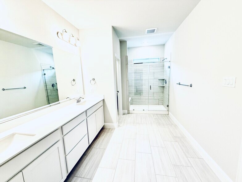 Building Photo - 7925 Bayside Dr